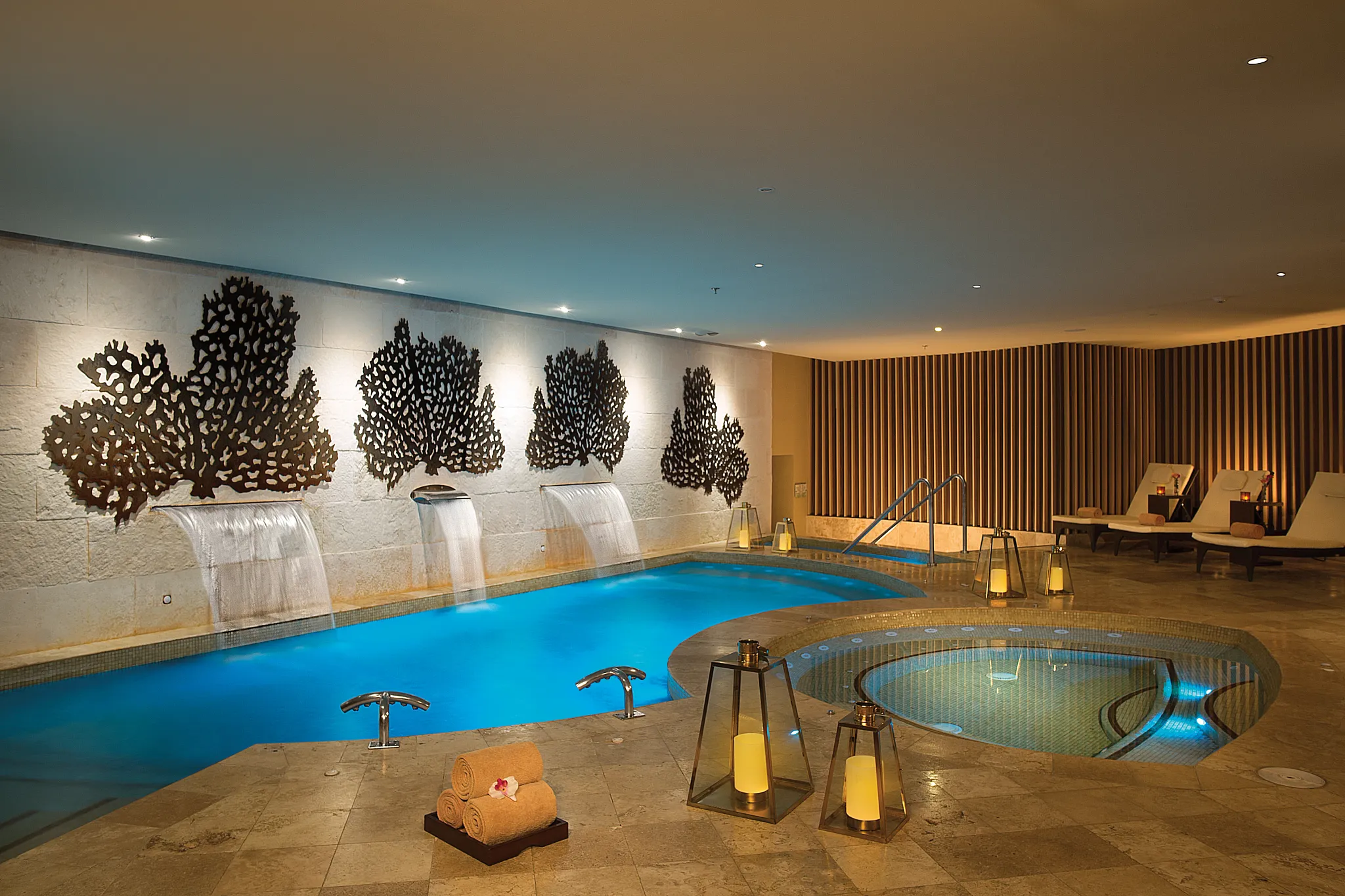 Indoor hydrotherapy pool with water features at Dreams Spa in Dreams Jade Resort & Spa.